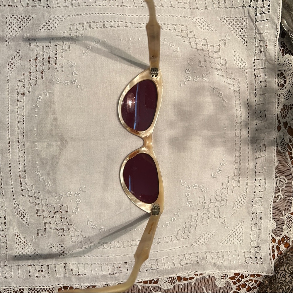 1950s mimics mother of pearl Cat-Eye Sunglasses with Red Lenses - Picture 6 of 9